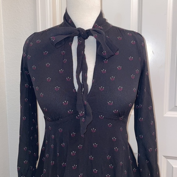 003: EXPRESS v-neck keyhole cutout long sleeve mini dress is women's size XS - Picture 3 of 11